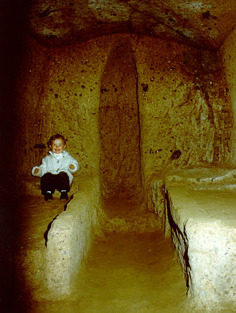 Cunicolo etrusco. Tumulo Mengarelli, Cerveteri, Roma. Laura Ravelli